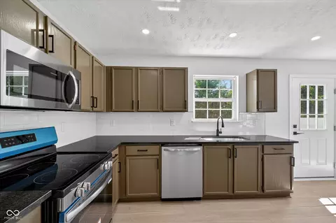 Kitchen - 2145 Shadowbrook Dr, Plainfield, IN 46168 photo 2 of 2