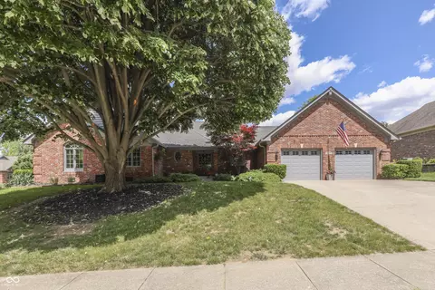 2077 Ridgemere Pl, Greenwood, IN 46143