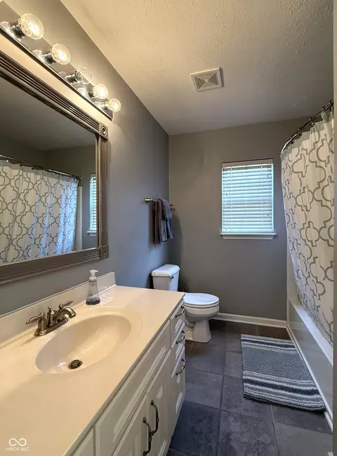 Bath - 2094 Seneca Ln, Plainfield, IN 46168 photo 5 of 6