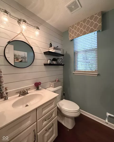 Bath - 2094 Seneca Ln, Plainfield, IN 46168 photo 1 of 6