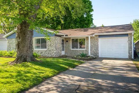 8215 W Fairview Dr W, Yorktown, IN 47396