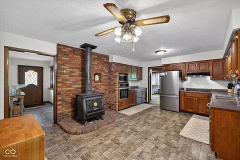 Entry Way - 982 E Coonpath Rd, Spencer, IN 47460 photo 2 of 2