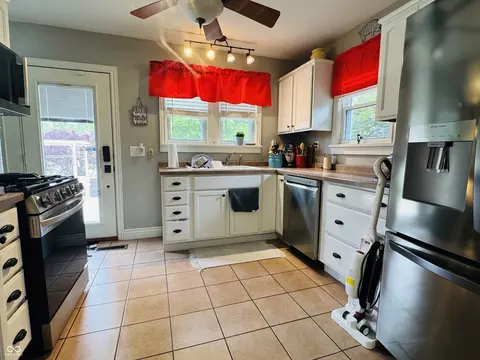 Kitchen - 2722 17th St, Columbus, IN 47201 photo 4 of 6
