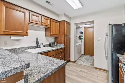 Kitchen - 9532 Behner Ln, Indianapolis, IN 46250 photo 2 of 5