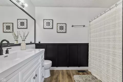 Bath - 9532 Behner Ln, Indianapolis, IN 46250 photo 2 of 3