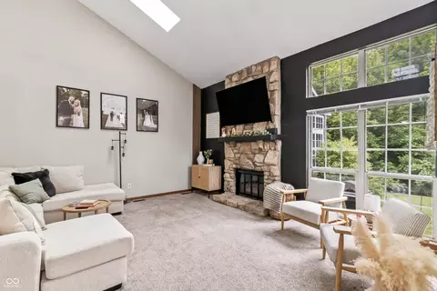 Living - 9532 Behner Ln, Indianapolis, IN 46250 photo 2 of 5