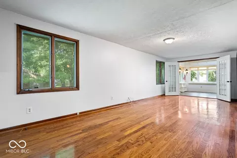 Living - 1010 Porto Bello St, Pendleton, IN 46064 photo 4 of 6