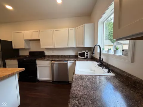 Kitchen - 1102 3rd St, Covington, IN 47932 photo 6 of 9