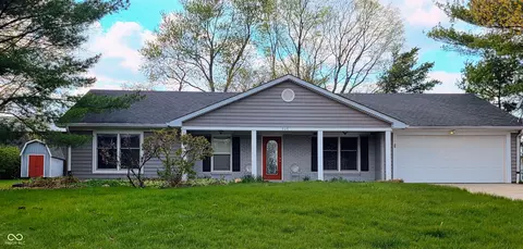 909 Cardinal Dr, Zionsville, IN 46077