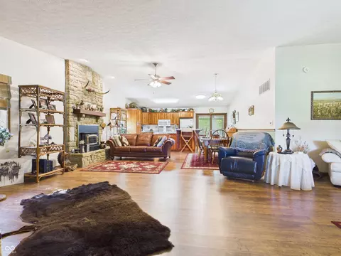 Living - 8052 E Ash Rd, Bloomfield, IN 47424 photo 4 of 9