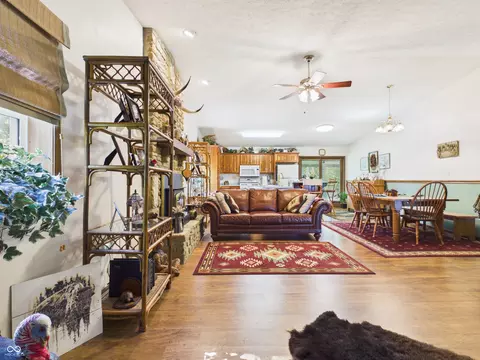 Living - 8052 E Ash Rd, Bloomfield, IN 47424 photo 6 of 9