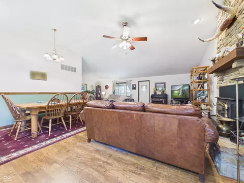 Living - 8052 E Ash Rd, Bloomfield, IN 47424 photo 7 of 9
