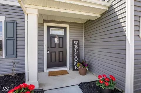 Entry Way - 9760 Oakgrove Dr, Pendleton, IN 46064 photo 1 of 10