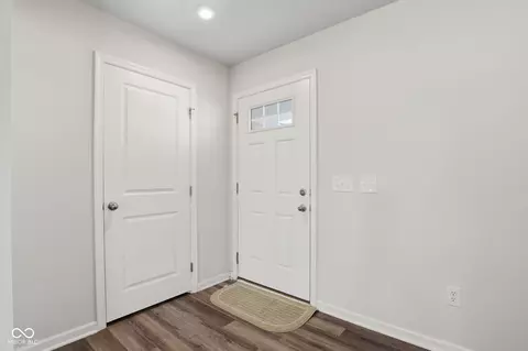 Entry Way - 9760 Oakgrove Dr, Pendleton, IN 46064 photo 2 of 10