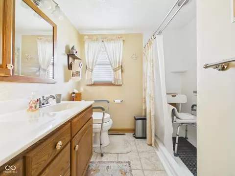 Bath - 900 Maple St, Middletown, IN 47356 photo 1 of 2