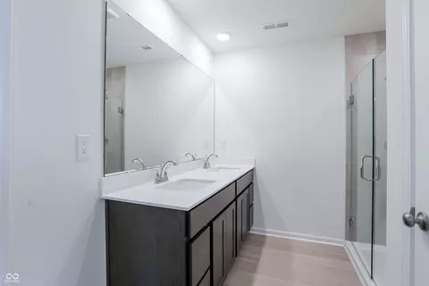 Bath - 8609 Meadowlands Ct, Plainfield, IN 46168 photo 1 of 3