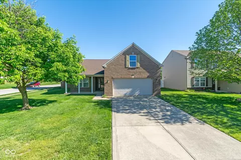 721 Bluff Creek Dr, Fortville, IN 46040
