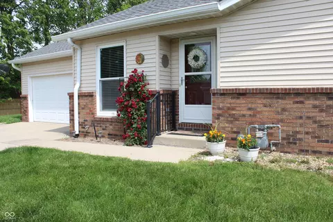 300 Longcastle Dr #1, Greencastle, IN 46135