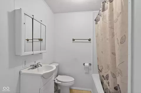 Bath - 209 Ann Ave, Pendleton, IN 46064 photo 1 of 4