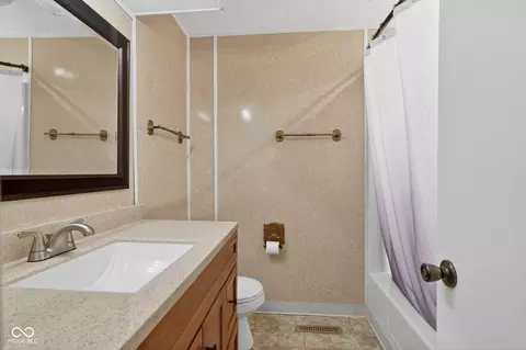 Bath - 209 Ann Ave, Pendleton, IN 46064 photo 3 of 4