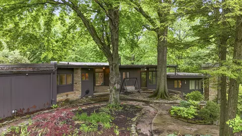 10 Overlook Dr, Anderson, IN 46011
