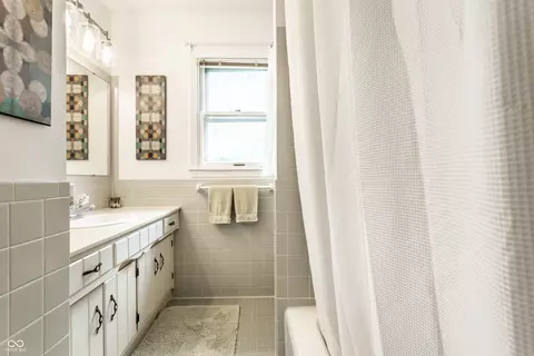 Bath - 3229 E 69th St, Indianapolis, IN 46220 photo 4 of 5