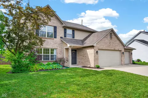 12555 Geist Cove Dr, Indianapolis, IN 46236