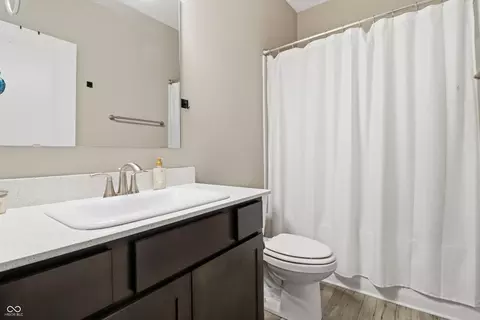 Bath - 275 Carrick Glen Blvd, Pendleton, IN 46064 photo 6 of 7