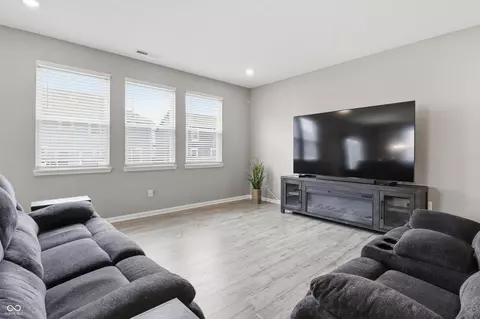 Living - 275 Carrick Glen Blvd, Pendleton, IN 46064 photo 1 of 3