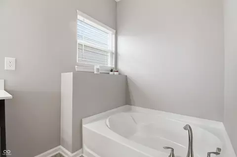 Bath - 275 Carrick Glen Blvd, Pendleton, IN 46064 photo 4 of 7