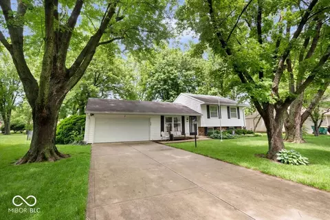7 Sleepy Hollow Dr, Westfield, IN 46074
