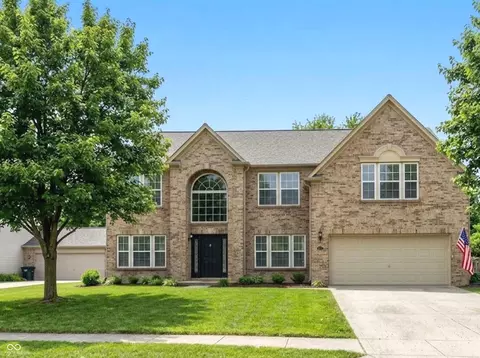 4092 S Stonebridge Ct, New Palestine, IN 46163