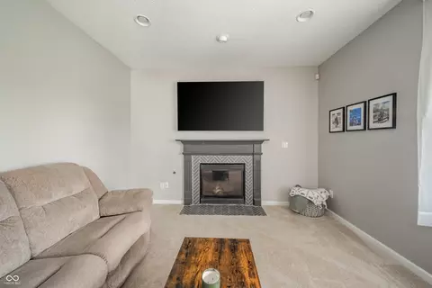Living - 1450 Huntzinger Blvd, Pendleton, IN 46064 photo 3 of 4