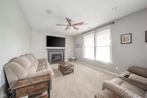 Living - 1450 Huntzinger Blvd, Pendleton, IN 46064 photo 2 of 4