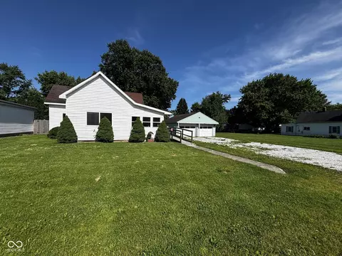 921 N 12th St, Elwood, IN 46036