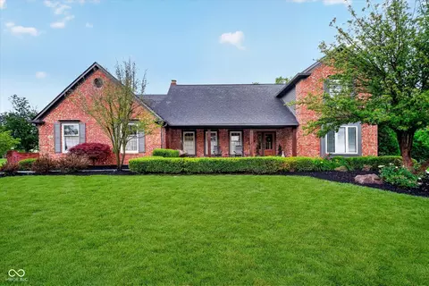 2380 Woodsway Dr, Greenwood, IN 46143
