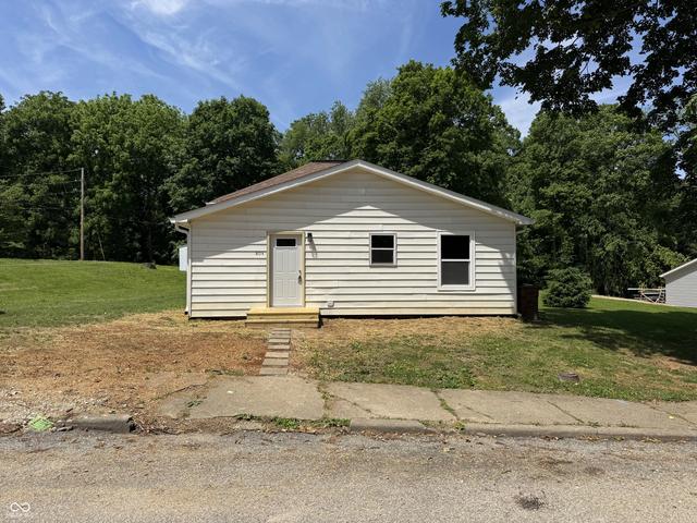 804 N Main St, Veedersburg, IN 47987