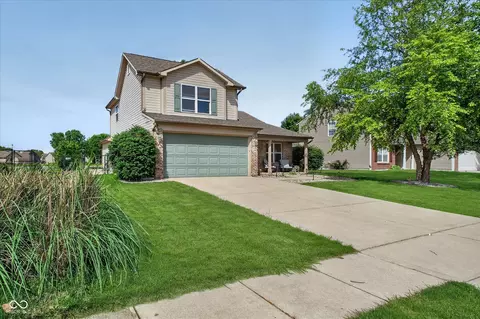 816 Heatherwood Dr, Greenwood, IN 46143