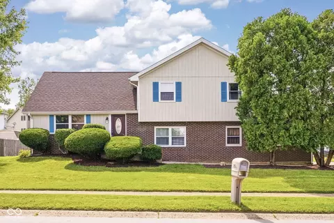 2924 Fox Pointe Dr, Columbus, IN 47203