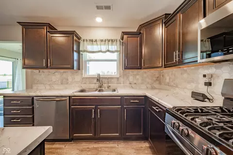 Kitchen - 6552 Blackthorne Dr, Pendleton, IN 46064 photo 3 of 4