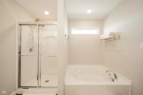 Bath - 6552 Blackthorne Dr, Pendleton, IN 46064 photo 4 of 4