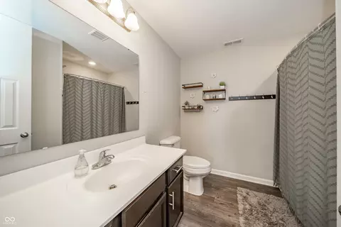 Bath - 6552 Blackthorne Dr, Pendleton, IN 46064 photo 2 of 4