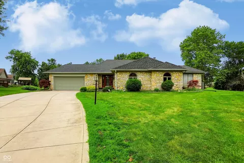2088 Golfview Ct, Greenwood, IN 46143