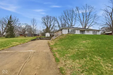 2226 Lake Dr, Anderson, IN 46012