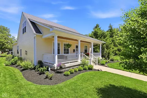 810 W Pine St, Zionsville, IN 46077