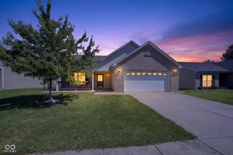 654 Findlay Ln, Greenwood, IN 46143