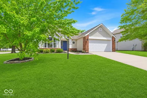 8940 Woodlark Dr, Fishers, IN 46038