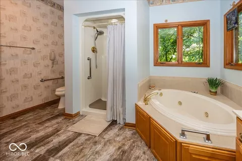Bath - 1663 Walnut Trce, Greenfield, IN 46140 photo 2 of 5