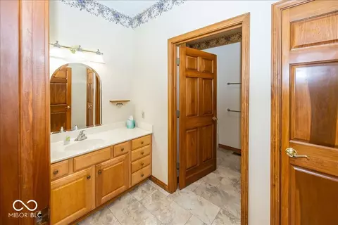 Bath - 1663 Walnut Trce, Greenfield, IN 46140 photo 3 of 5