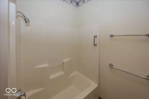 Bath - 1663 Walnut Trce, Greenfield, IN 46140 photo 4 of 5